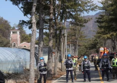 Dienvidkoreja policisti un karavīri bumbas nomešanas rajonā (foto: Scanpix / AP) 