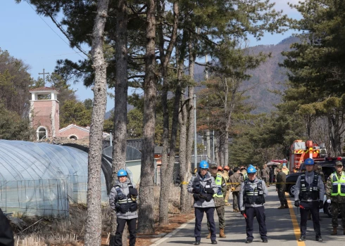 Dienvidkoreja policisti un karavīri bumbas nomešanas rajonā (foto: Scanpix / AP) 