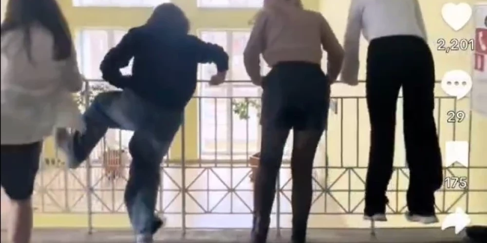 Снятое школьниками шуточное видео вызвало бурю негодования в соцсетях.