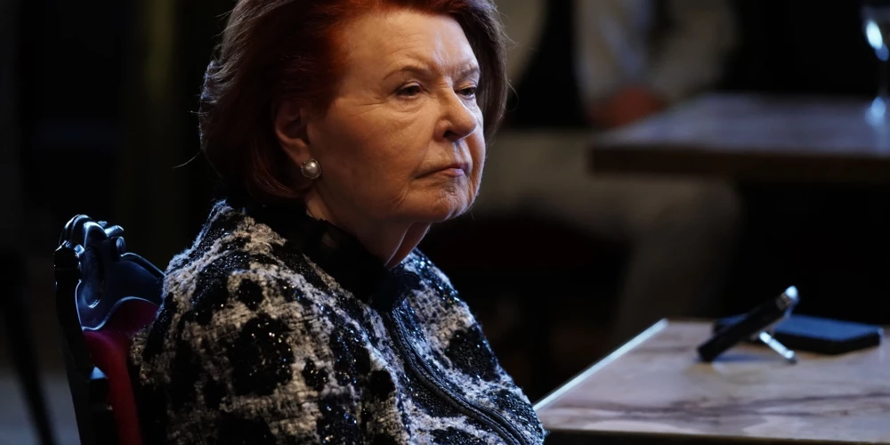 Asi kritizējot Trampa politiku, eksprezidente viņu raksturo kā neparedzamu un bīstamu politiķi, kas var kaitēt pat pašai ASV.