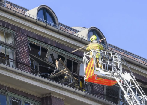 Kā ziņo mediji, fotogrāfijās redzami izsisti logi ēkas sestajā stāvā, kā arī fiksēti ēkas fasādes bojājumi.