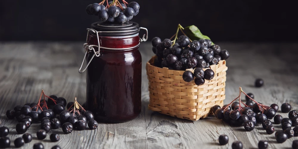 Ogas ir laba krāsviela, ko lietot pārtikas produktu iekrāsošanai. No aronijām sanāk garšīgs vīns un sīrups.