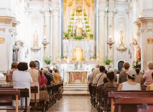 Monoteisko reliģiju konservatīvo uzskatu pārstāvji iestājas pret kremāciju.