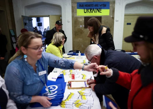 Tramps plāno anulēt pagaidu aizsardzības statusu 240 000 ukraiņu bēgļiem.