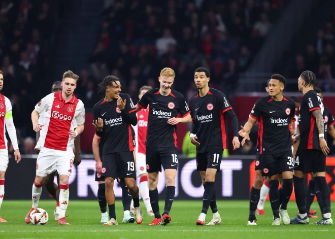 Rīgā zaudējusī Amsterdamas "Ajax" ar neveiksmi sāk Eiropas līgas astotdaļfinālu; arī Mančestras "United" netiek pie uzvaras