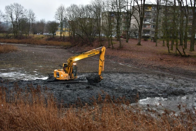 Krustpiliešus smacē no Dzirnavu dīķa izsmelto dūņu neciešamā smaka. Pašvaldībā mierina: līdz vasarai dūņa izšūs un smaka vairs nebūs tik neciešama.