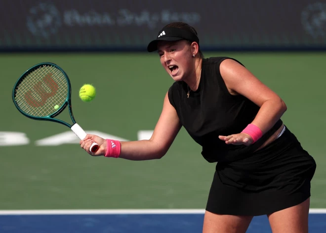 Ostapenko ar Peresu Indianvelsas "WTA 1000" turnīrā sasniedz otro kārtu