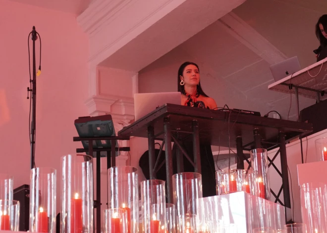 В новом дизайне упаковки сохранены характерные для бренда элементы — красный цвет, логотип в круге и сбалансированные линии, создающие гармоничный и современный визуальный язык.