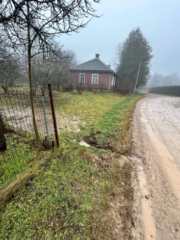 Pēc Ziedu ielas remontdarbiem būvnieki nav parūpējušies par lietusūdeņu novadi un tie izgrauzuši ceļu uz kādas privātmājas augļu dārzu.