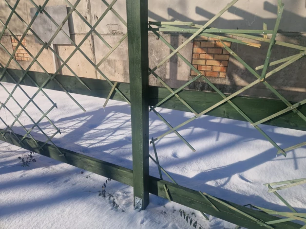 Ādažu centrā uzdarbojušies vandaļi, kuri sapluinījuši pensionāru uzstādīto pergolu.