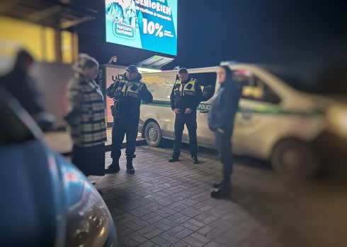 Lielvārdē kāda dāma pie veikala “Elvi” gribēja nokārtot savdabīgu biznesu – iemainīt nesen dzimušu kucēnu pret kafiju.