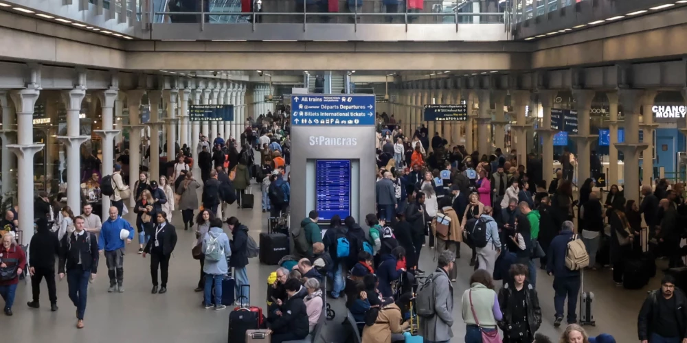 Lielbritānijas "St. Pancras" starptautiskajā dzelzceļa stacijā jau ap plkst. 8:30 sāka veidoties rindas, jo pasažieri mēģināja noskaidrot savas tālākās iespējas pēc vilcienu atcelšanas.