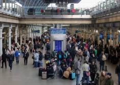 Lielbritānijas "St. Pancras" starptautiskajā dzelzceļa stacijā jau ap plkst. 8:30 sāka veidoties rindas, jo pasažieri mēģināja noskaidrot savas tālākās iespējas pēc vilcienu atcelšanas.