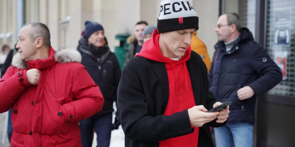 Kādreizējais Saeimas deputāts un advokāts Aldis Gobzems, tagad pazīstams kā Arigo Toro, turpina vākt līdzekļus, publicējot sociālajos tīklos video, kuros redzami viņa bērni