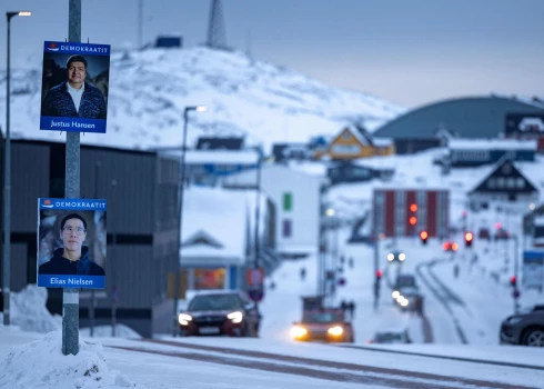 Priekšvēlēšanu plakāti Nūkas ielās Grenlandē.  