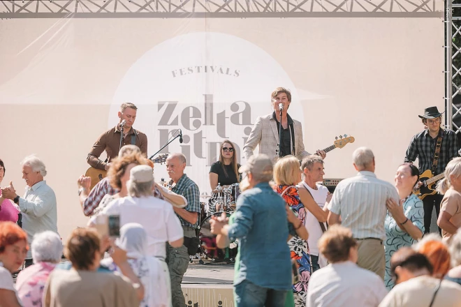 "Zelta kniede" muzicē senioru festivālā "Zelta ritmi".