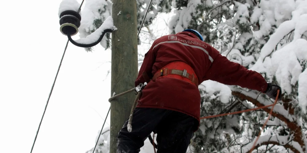 Elektromontieri pēc dabas stihijām steidzas gādāt, lai atkal būtu gaisma. 