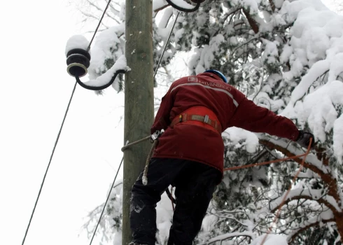 Elektromontieri pēc dabas stihijām steidzas gādāt, lai atkal būtu gaisma. 