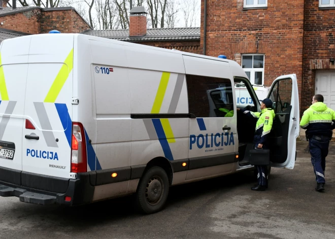 В Марупе полицейскую от ударов агрессивной потенциальной самоубийцы спас бронежилет