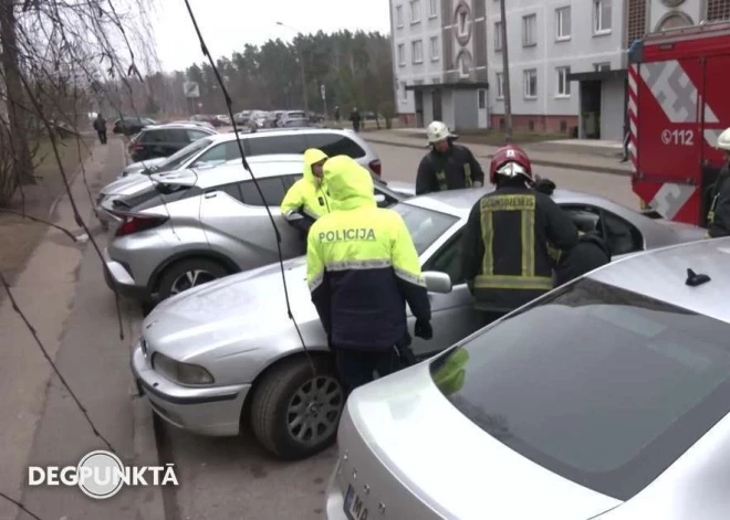 В Риге друзья заперли девушку в машине и ушли: она просидела там 5 часов, а прохожие игнорировали ее знаки