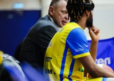 Ventspils komanda ne reizi nepalaida mājiniekus vadībā, jau pirmajā ceturtdaļā sasniedzot 14 punktu pārsvaru (20:6), bet otrā puslaika beigās tiekot arī līdz vadībai ar 33 punktu starpību (63:30).