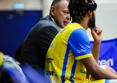 Ventspils komanda ne reizi nepalaida mājiniekus vadībā, jau pirmajā ceturtdaļā sasniedzot 14 punktu pārsvaru (20:6), bet otrā puslaika beigās tiekot arī līdz vadībai ar 33 punktu starpību (63:30).