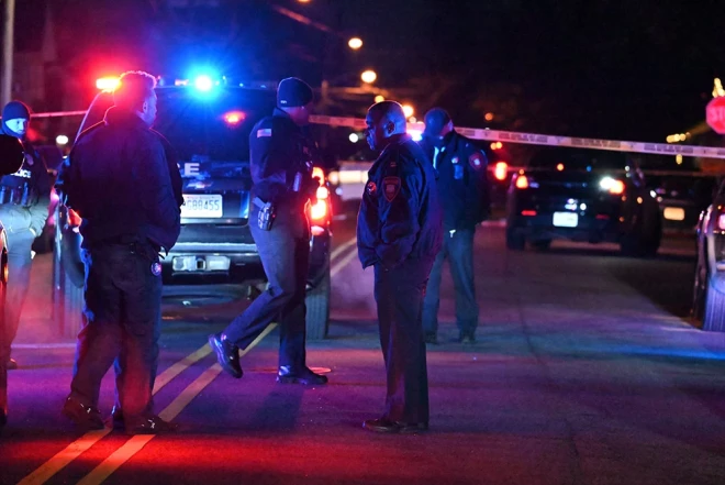 Policisti norobežojuši notikuma vietu, kur notika apšaude.