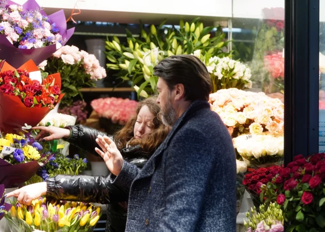 Цены на цветы выросли. Какие букеты и почем покупают латвийцы на 8 марта?