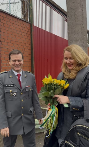 “Mēs Jūs Mīlam” ar Kasparu Breidaku un Ralfu Eilandu Starptautiskajā sieviešu dienā priecē Iļģuciema cietuma ieslodzītās.
