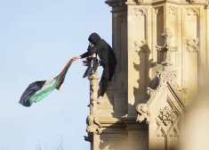 Asiņainām pēdām un ar Palestīnas karogu rokās – protestētājs uzrāpjas uz Bigbena.