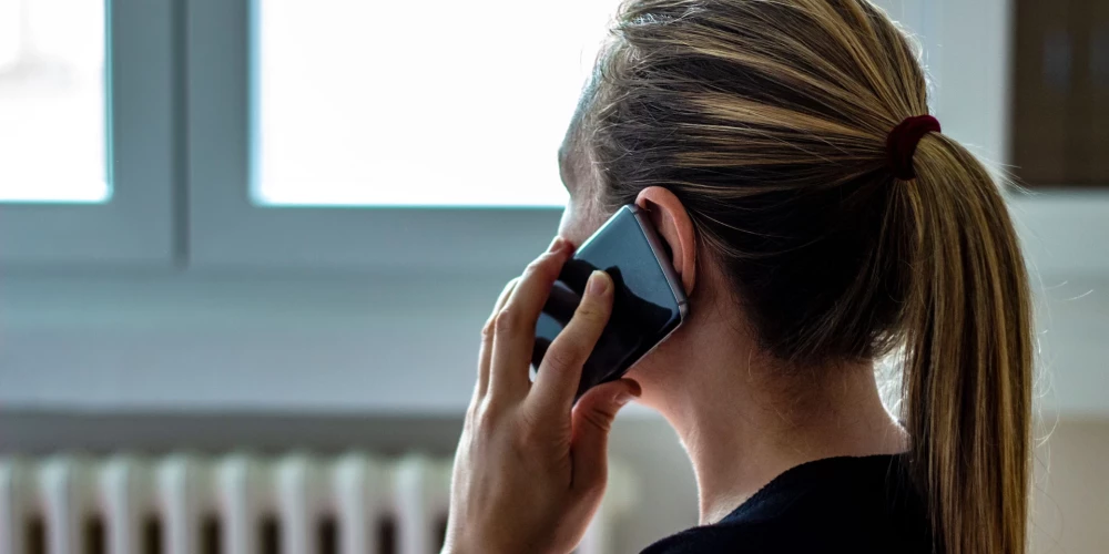  Cietusī saņēmusi zvanu no sievietes, kura dēvējusi sevi par mobilo sakaru operatora darbinieci un piedāvāja mobilo tālrunu “Samsung”.