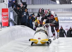 Latvijas pilots Jēkabs Kalenda un stūmējs Matīss Miknis sestdien ASV pasaules bobsleja čempionātā divnieku sacensībās pēc pirmajiem diviem braucieniem ir 11. pozīcijā.