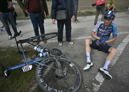 Krists Neilands pēc smaga kritiena "Strade Bianche" velobraucienā salauzis plaukstas locītavu.