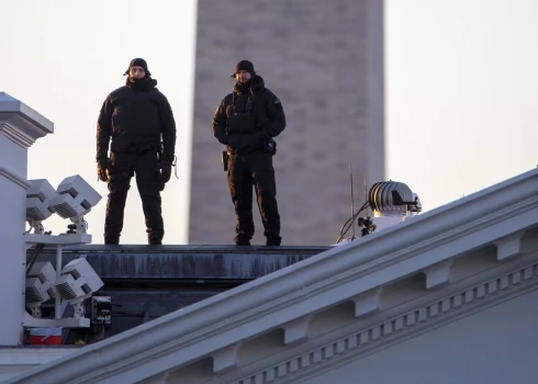 Vietējā policija jau iepriekš aģentus bija brīdinājusi par kādu pašnāvnieciski noskaņotu cilvēku, kas bija ieradies Vašingtonā no Indiānas štata.