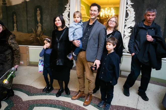 Jura Kulakova meita vijolniece Justīne Kulakova-Sipņevska jau vairākus gadus dzīvo Francijā. Uz filmas pirmizrādi viņa ieradās ar visu ģimeni. Attēlā no kreisās: Justīnes meita Izabella Luīze Hildegarde, vīrs Deivids Sipņevskis ar dēlu Luiju Antuānu rokās, Justīnes mamma, Jura Kulakova pirmā dzīvesbiedre arhitekte Liene Kulakova un Justīnes vecākais dēls Leons Karls Juris. Starp citu, Justīne ir ceturtā bērniņa gaidībās.