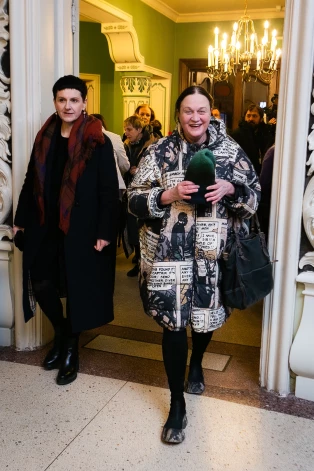 Uz pirmizrādi Ieva Kalniņa (no labās) ieradās ar draudzeni, aktiera Mārtiņa Vilsona sievu Zani.