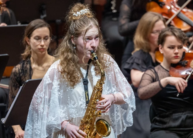 Koncerta muzikāli krāšņā kulminācijā publika piedzīvoja Kamila Sensānsa virtuozo Pirmo čellkoncertu, kas izslavēts ar savām izteiksmīgajām interpretācijām un spožo tehniku.