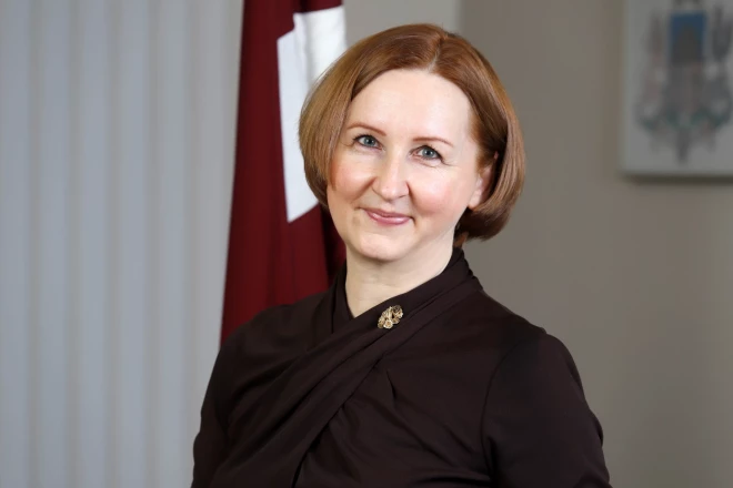 notāra darbs nav valsts algots un uzturēts. Notāriem sevi esošo apstiprināto takšu ietvaros jāspēj nodrošināt pašiem.