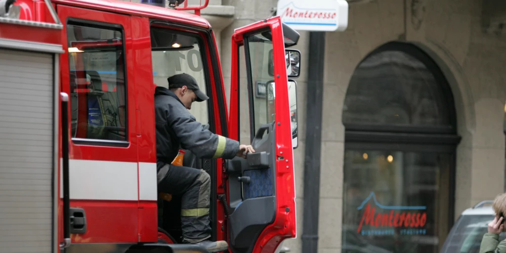 Brīvdienās Liepājā degušas septiņas automašīnas. 