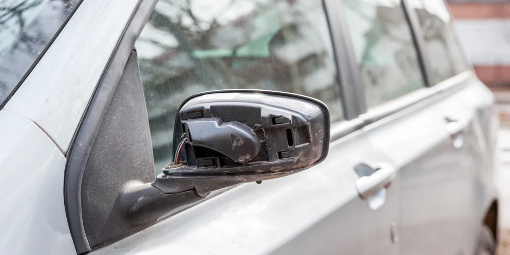 Auto detaļu zagļi visvairāk iecienījuši BMW spoguļus.