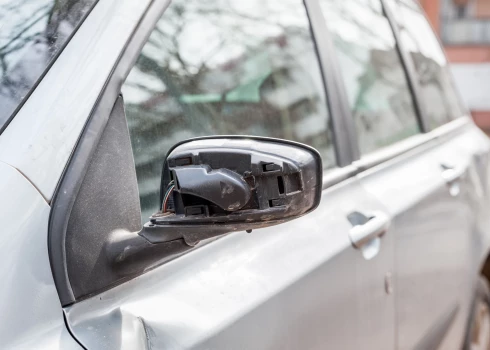 Auto detaļu zagļi visvairāk iecienījuši BMW spoguļus.