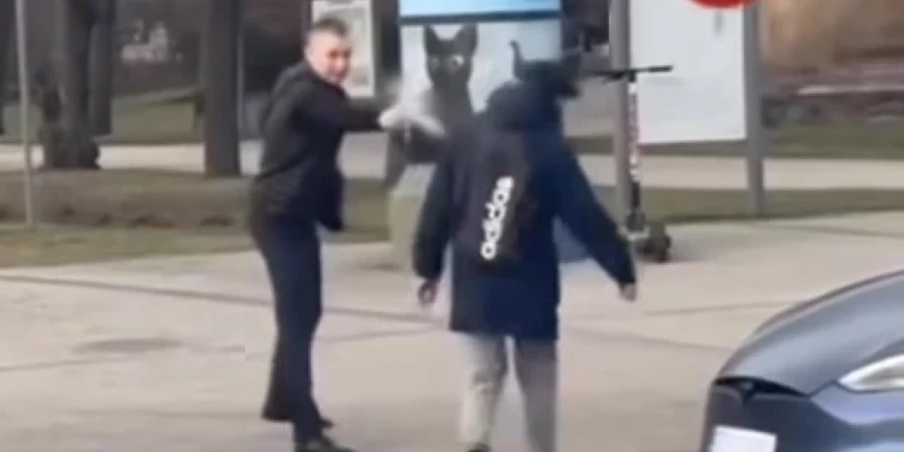 Автомобилист и велосипедист не поделили дорогу.