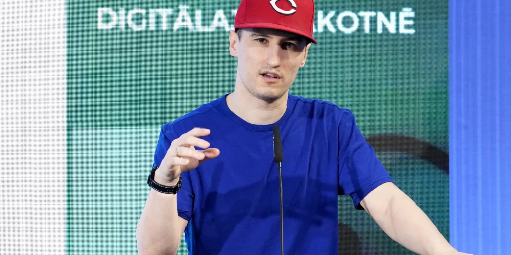 Эксперт по технологиям и кибербезопасности Элвис Страздиньш отметил, что ранее мошенники чаще говорили на русском, но теперь все чаще используют латышский язык.