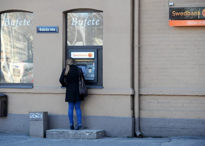 Tūkstošiem iedzīvotāju nav pieejami bankomāti, kā tas noteikts likumā. Starp viņiem vari būt arī tu. Ko saka bankas?