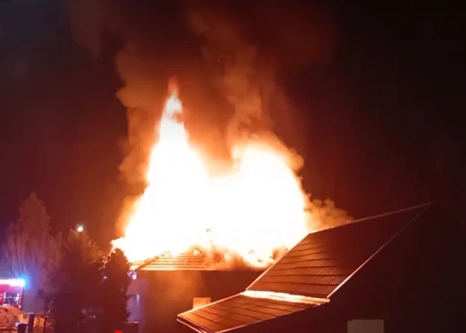 В Саласпилсе, где нет пожарной части, сгорел частный дом - жители в шоке от огромного пламени