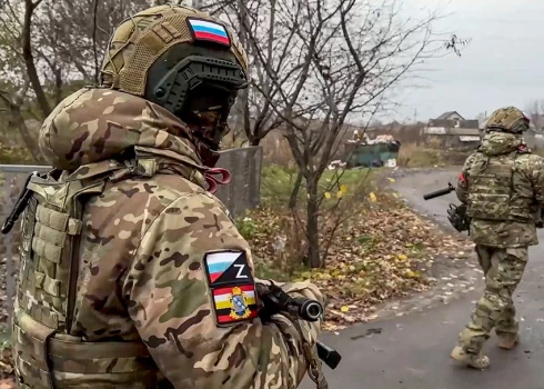 Krievijas brīvprātīgie no "Bars-Kursk" formējuma patrulē Koreņevo ciemā, Kurskas apgabalā. "Bars-Kursk" ir militārs formējums, kas sastāv no brīvprātīgajiem no Kurskas apgabala. 