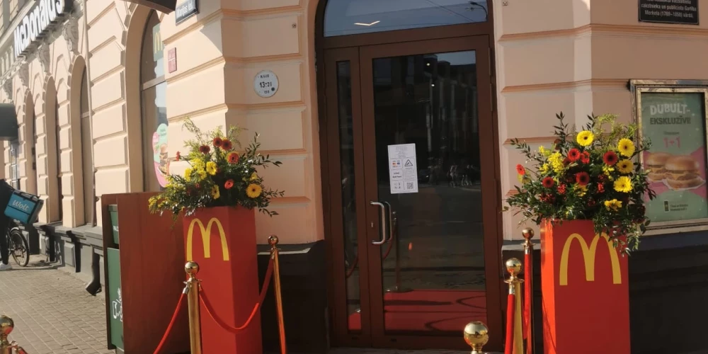 McDonald's на улице Меркеля, 1 всегда был одним из центральных в Риге, особенно для людей, которые ежедневно пользуются железнодорожным и автобусным транспортом