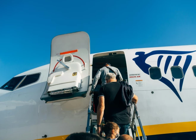 "Ryanair" pasažieri iestrēguši uz nakti Spānijā, jo visi lidojumu dispečeri devušies mājās