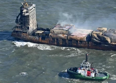 Ugunsgrēkā cietušais kravas kuģis "MV Solong", kas bija ietriecies tankkuģī "MV Stena Immaculate"