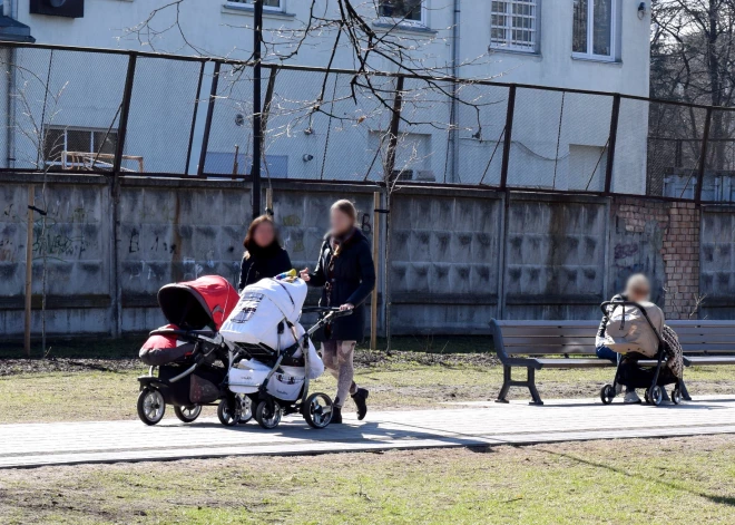 Bļaujošs bēbītis uz rokām un negulētas naktis: patiesība par dzīvi pēc dzemdībām